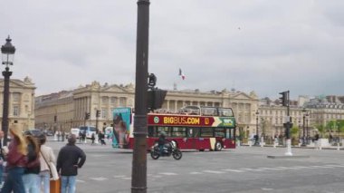 PARIS, FRANCE - 21 Nisan 2025: Birinci bölgedeki Obelisque de Louxor, Hotel de la Marine ve Jardin des Tuileries manzaralı Concorde Meydanı 'ndan çift katlı turist otobüsü geçiyor.