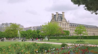 PARIS, FRANCE - 21 Nisan 2025: The Jardin des Tuileries (Tuileries Bahçesi), güneşli bir ilkbahar gününde, 1..