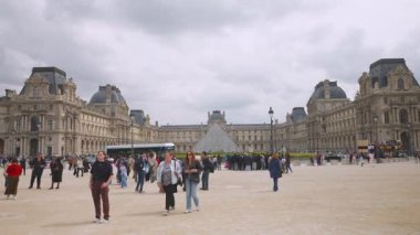 PARIS, FRANCE - 21 Nisan 2025: Farklı milletlerden insanlar 1. bölgede güneşli bir ilkbahar gününde Atlıkarınca Meydanı 'nda gezinip fotoğraf çekiyorlar..