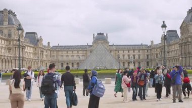 PARIS, FRANCE - 21 Nisan 2025: Farklı milletlerden insanlar 1. bölgede güneşli bir ilkbahar gününde Atlıkarınca Meydanı 'nda gezinip fotoğraf çekiyorlar..