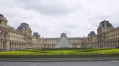PARIS, FRANCE - 21 Nisan 2025: Arabalar ve bisikletçiler ilk arrondissement meydanında kamu meydanı du Carrousel 'de geziyorlar.