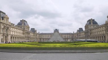 PARİS, FRANCE - 21 Nisan 2025: Turistler, arabalar ve bisikletçilerin bulunduğu çift katlı bir otobüs, birinci bölgede kamu meydanı du Carrousel 'de turluyor..