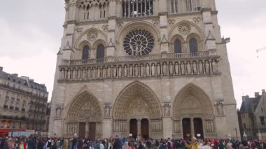 PARIS, FRANCE - 21 Nisan 2025: Fransız Gotik tarzında ortaçağ Katolik katedrali Notre-Dame de Paris ve Ile de la Cite adasındaki Place Jean-Paul II..