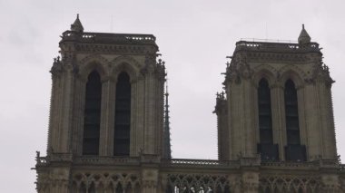 PARIS, FRANCE - 21 Nisan 2025: Fransız Gotik tarzında ortaçağ Katolik katedrali Notre-Dame de Paris ve Ile de la Cite adasındaki Place Jean-Paul II..