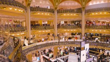 PARIS, FRANCE - 19 Nisan 2025: Neo Bizans Kubbesi 'nin içeriden görüşü, Art Deco tarzı interio tasarımı ve üst düzey Fransız mağazası Galerisi Lafayette Haussmann' ın ziyaretçileri.