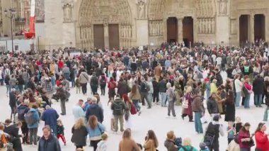 PARIS, FRANCE - 21 Nisan 2025: Fransız Gotik tarzında ortaçağ Katolik katedrali Notre-Dame de Paris ve Ile de la Cite adasındaki Place Jean-Paul II..