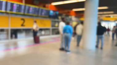 Polonya 'daki Varşova Chopin Havaalanı' nın (WAW) varış kapısı 2 'de yolcu karşılamak için bekleyenler var. Uçakla gelen yolcular, bagajlarıyla birlikte otomatik kapılardan giriş yapacaklardır. Odaklanamıyorum.