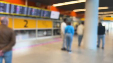 Polonya 'daki Varşova Chopin Havaalanı' nın (WAW) varış kapısı 2 'de yolcu karşılamak için bekleyenler var. Uçakla gelen yolcular, bagajlarıyla birlikte otomatik kapılardan giriş yapacaklardır. Odaklanamıyorum.