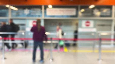 Uçakla gelen yolcular, bagajlarıyla birlikte otomatik kapılardan giriş yapacaklardır. İnsanlar havaalanına misafirlerin gelmesini bekliyor. Odaklanamıyorum.