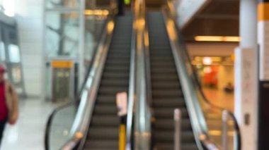 Havaalanında yürüyen merdiven var. Odaklanamıyorum.