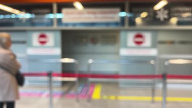 Uçakla gelen yolcular, bagajlarıyla birlikte otomatik kapılardan giriş yapacaklardır. Odaklanamıyorum.