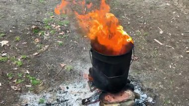 Ahşap kiremitler nemden korunsun diye demir bir fıçının üzerinde eritilir..