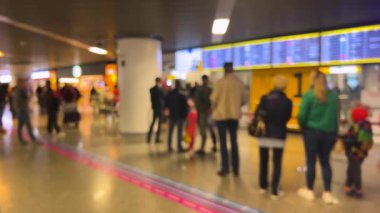 Polonya 'daki Varşova Chopin Havaalanı' nın (WAW) varış kapısı 1 'de yolcu karşılamak için bekleyenler var. Odaklanamıyorum.