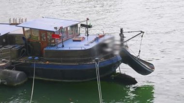 Seine Nehri 'nin sağ kıyısına demir atmış eski bir tekne. Paris, Fransa.