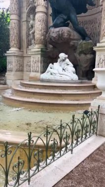 Grotto, Medici Çeşmesi 'nin bir simülasyon mağarası. Polyphemus' un, Acis 'i, Galatea' yı ve su akışını şaşırttığı mitolojik bir sahne. Baharda Lüksemburg Bahçeleri, 6. Bölge, Paris, Fransa.