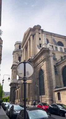Paris, Fransa 'nın 6. Bölgesi' nde sokaklarda yürüyorum. Saint-Sulpice Kilisesi manzarası. Dikey video.