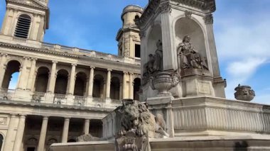 Fontaine Saint-Sulpice Kilisesi ve Saint-Sulpice Kilisesi, Fransa 'nın 6. bölgesinde mavi gökyüzüne karşı anıtsaldır..
