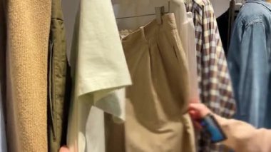 Bir kız, istediği şeyi seçebilmek için birkaç modele bakıyor. Üst sınıf Fransız mağazası Galerisi Lafayette Haussmann, Paris, Fransa.