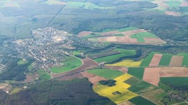 Varşova, Polonya, Paris, Fransa uçuşu sırasında uçak penceresinden komün Villers-Cotterets 'e bakın. 1802 'de Fransız romancı Alexandre Dumas' ın doğduğu yer..