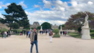Güneşli bir bahar günü, Fransa 'nın başkenti Paris' te, Jardin des Tuileries Bahçesi 'nde (Tuileries Garden) insanlar ana cadde boyunca yürürler. Odaklanamıyorum.