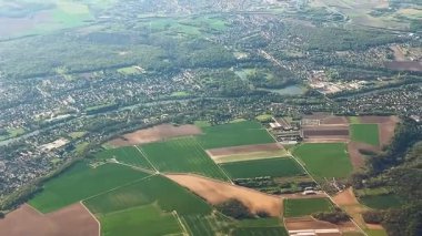 Varşova, Polonya 'dan Paris' e bir uçuş sırasında Fransız şehri, nehir, tarlalar ve ormanlarıyla dolu pitoresk bir bahar manzarasının uçak penceresinden görüntüsü.