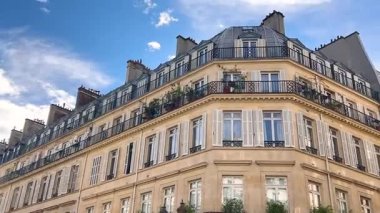 Paris, Fransa 'da güneşli bir günde güzel tarihi binalar ve mavi gökyüzü..