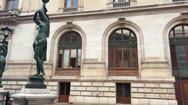 Palais Garnier (Garnier Operası) binası ve görkemli sokak lambası bulutlu gökyüzüne karşı, Paris, Fransa.