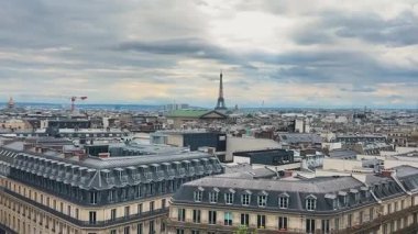 Paris 'in panoramik manzarası, çatılar, Eyfel Kulesi ve Fransa' nın Lafayette kentinin çatısındaki ücretsiz gözlem güvertesinden bulutlu gökyüzü..