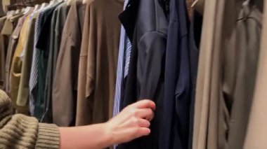 Bir kız, istediği şeyi seçebilmek için birkaç modele bakıyor. Üst sınıf Fransız mağazası Galerisi Lafayette Haussmann, Paris, Fransa.