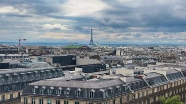 Paris 'in panoramik manzarası, çatılar, Eyfel Kulesi ve Fransa' nın Lafayette kentinin çatısındaki ücretsiz gözlem güvertesinden bulutlu gökyüzü..