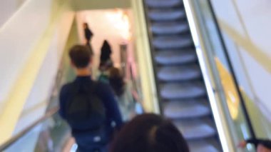 Fransa 'nın başkenti Paris' teki üst düzey Fransız mağazası Galeries Lafayette Haussmann 'ın zemininde yürüyen merdivenden iniyor. Odaklanamıyorum.