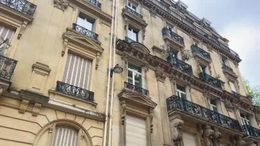 Güzel tarihi binaların ve Eiffel Kulesinin manzarası Rue Buenos-Ayres caddesinden, 8. Bölge, Paris, Fransa.
