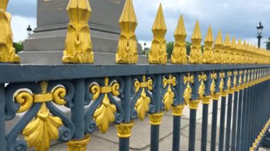 Luxor Obelisk, Place de la Concorde 'un etrafına altın ve siyaha boyanmış demir çitler döşedim. Paris, Fransa.