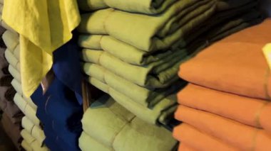 Fransa 'nın Paris kentindeki Marais semtindeki bir mağazada çeşitli doğal gölgelerde yatak örtüleri sergileniyor..