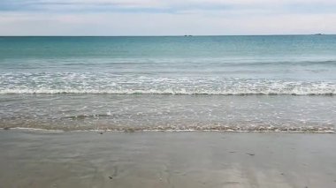 Manş Denizi 'nde küçük dalgalar bulutlu bir bahar günü Saint-Malo, Brittany, Fransa sahilinde.