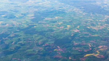 Varşova, Polonya 'dan Paris' e uçuş sırasında uçak lombozundan manzara.