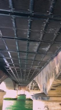 Fransa 'nın başkenti Paris' teki Seine Nehri üzerindeki Jena Köprüsü 'nün altından bir yolcu gemisi geçiyor..