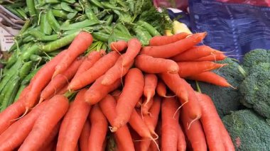 PARIS, FRANCE - 21 Nisan 2025: Paskalya 'dan önce Montparnasse bölgesindeki pazarlarda çeşitli mevsimlik lezzetli meyve ve sebzeler.