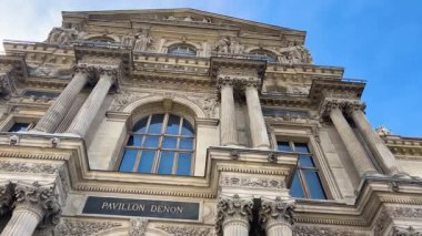 PARIS, FRANCE - 21 Nisan 2025: İkinci İmparatorluk stili (İkinci İmparatorluk) olarak da bilinen güzel tarihi bir binanın cephesi.