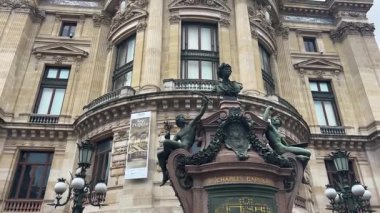 PARIS, FRANCE - 21 Nisan 2025: The Palais Garnier (Garnier Operası) Opera binası yakınlarındaki mimar Charles Garnier 'in anıtı.