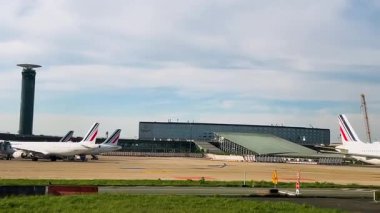 PARIS, FRANCE - 28 Nisan 2025: Charles de Gaulle havaalanı CDG pisti boyunca inen ve hareket eden bir uçağın penceresinden görüntü.