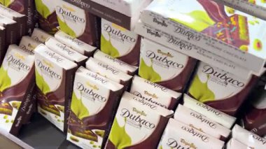 PARIS, FRANCE - 21 Nisan 2025: Bir pastanede popüler Dubai çikolataları ve diğer şekerleme yığınları.