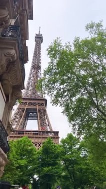 PARIS, FRANCE - 21 Nisan 2025: Rue Buenos-Ayres 'ten Eyfel Kulesi' nin çok güzel manzarası. Dikey video.