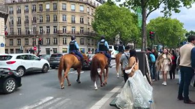 PARIS, FRANCE - 21 NİSAN 2025: Atlı polis Seine Nehri boyunca caddelerde devriye geziyor.