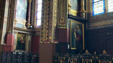 PARIS, FRANCE - 21 Nisan 2025: Rönesans ve Klasik stilde Aziz Eustache Kilisesi 'nin iç dekorasyonu.