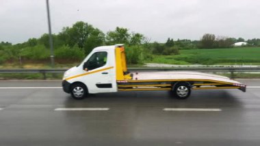 SAVAŞ, POLAND - 22 Mart 2025: Polonya 'da ilkbaharda yeni bir yol ve trafiğin otobüs penceresinden görüntüsü.