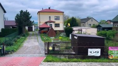 SAVAŞ, POLAND - 22 Mart 2025: Resimli Polonya köylerinin, kır evlerinin ve avluların otobüs penceresinden görüntü.