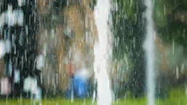 Yaz parkındaki bir çeşmenin suyu ve damlaları..