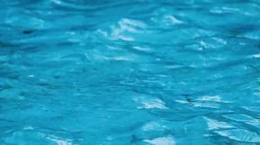 Mavi su yüzeyinde dalgalanmalar. Şeffaf su yüzeyi. Yaz arkaplanı.