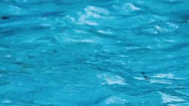Mavi su yüzeyinde dalgalanmalar. Şeffaf su yüzeyi. Yaz arkaplanı.